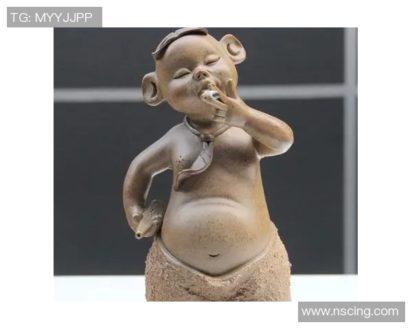 足球球星泥人雕塑艺术作品展现精彩瞬间,细腻工艺重现经典人物风采